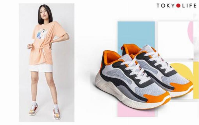 Một người mẫu nữ mặc trang phục size S vừa vặn, tôn lên vóc dáng cân đối và tự tin.