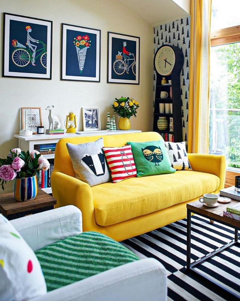 Một không gian phòng khách hiện đại với tông màu be chủ đạo, sofa và thảm màu be, tạo cảm giác ấm cúng và sang trọng.