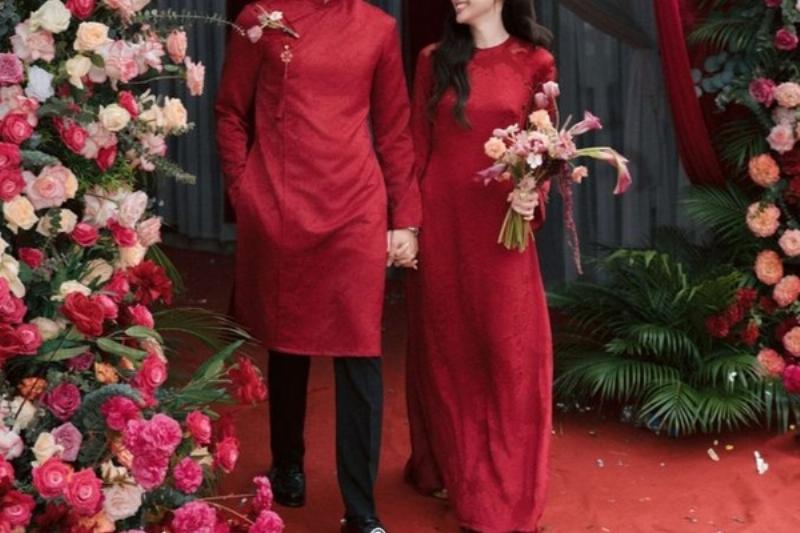 Cách phối đồ áo dài đỏ quần đen tinh tế và sang trọng với phụ kiện hợp lý