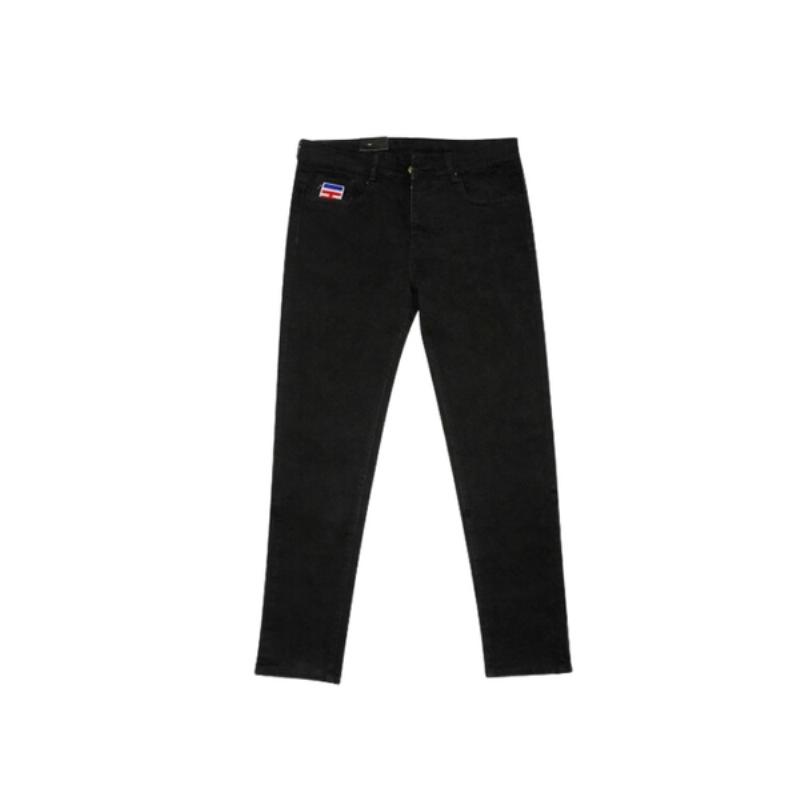 Người mẫu nam mặc áo polo đúng size kết hợp quần jean, thể hiện phong cách lịch lãm