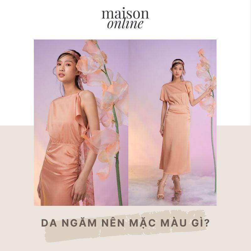 Người mẫu nữ mặc váy midi màu pastel, phối cùng giày boot nữ cổ thấp màu kem và áo khoác blazer thanh lịch.