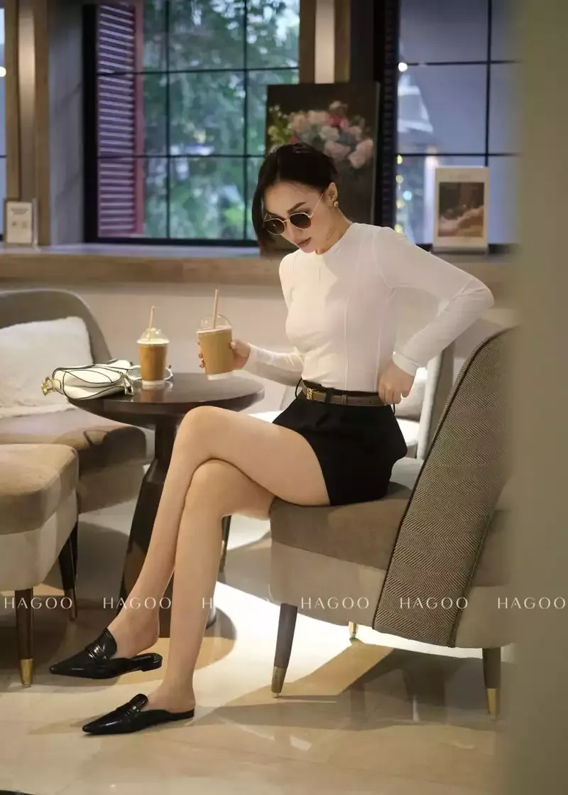 Một phụ nữ mũm mĩm trong trang phục casual hiện đại và thoải mái, thể hiện phong cách thời trang cho người béo năng động