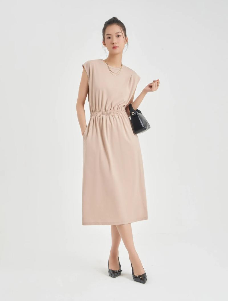 Hình ảnh nữ giới mặc đầm midi màu pastel phối phụ kiện tinh tế dự tiệc cưới, thể hiện sự thanh lịch và trang nhã.