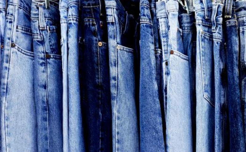 Cận cảnh chất liệu vải denim của quần bò nam ống đứng, cho thấy kết cấu bền bỉ và đường may chắc chắn.