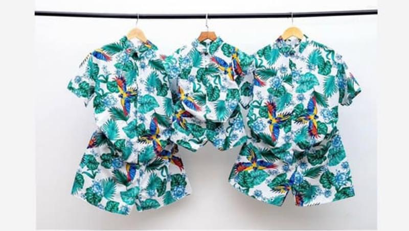 Cô gái dạo biển mặc áo sơ mi form rộng màu trắng, quần short jean, áo bơi và đội mũ rộng vành, tạo nên vẻ ngoài thoải mái, phóng khoáng, thích hợp đi biển.