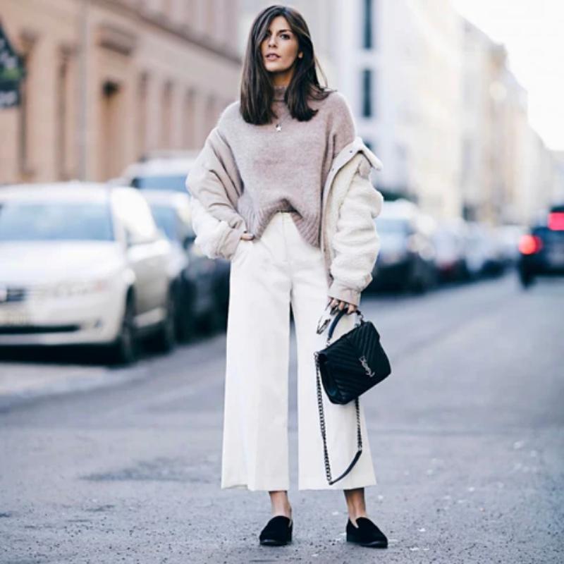 Một cô gái đang dạo phố với phong cách phối đồ với áo sơ mi nữ oversized khoác ngoài áo thun và quần culottes, tạo vẻ ngoài cá tính.