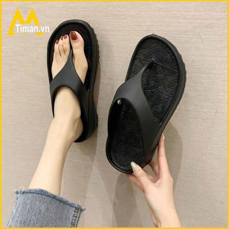 Một phụ nữ ngoại cỡ tự tin đi dạo trên bãi biển, thể hiện sự tự tin và phong cách của mình với trang phục đi biển thoải mái và thời trang