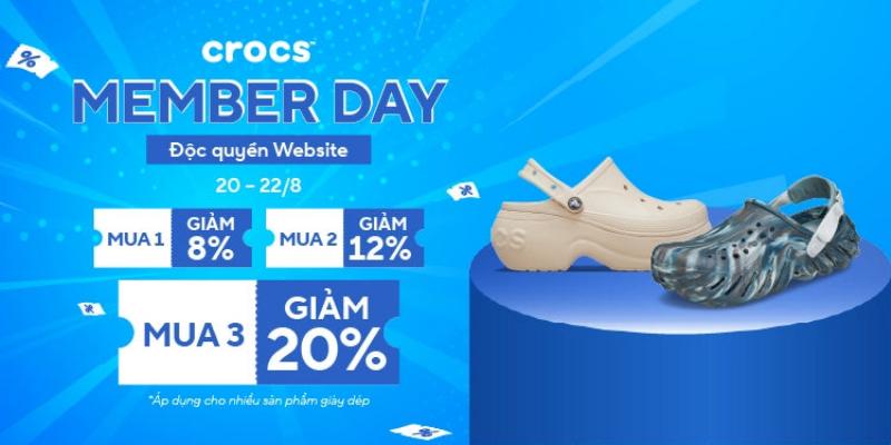 Một cô gái trẻ sành điệu phối quần ống loe đen với áo croptop, mang đến vẻ ngoài năng động và thời thượng, thích hợp cho street style