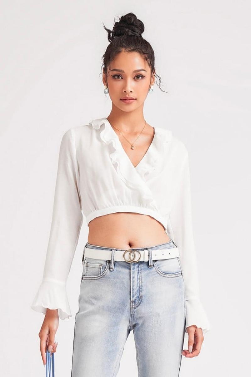 Quần ống loe phối áo croptop tạo phong cách năng động, khoe eo thon và hack dáng hiệu quả cho giới trẻ.