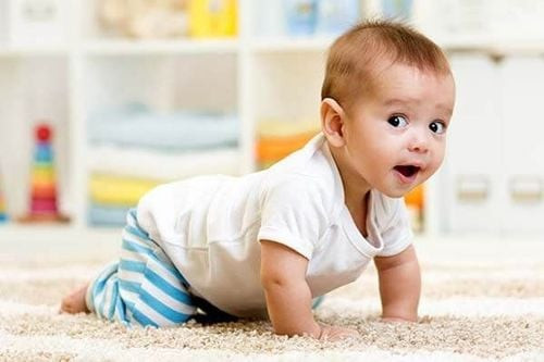 Cha mẹ tạo không gian chơi an toàn với thảm mềm và đồ chơi để khuyến khích trẻ tập bò và khám phá
