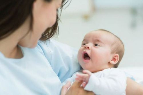 Dấu hiệu đói của trẻ sơ sinh với biểu hiện mở miệng và thè lưỡi