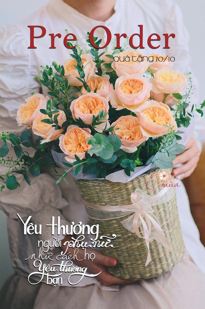 Người đàn ông đang tặng thiệp 20/10 cho một phụ nữ, kèm theo một bó hoa nhỏ và lời nói chân thành