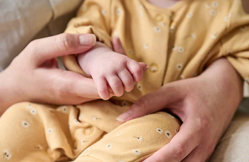 Massage nhẹ nhàng giúp bé thư giãn trước khi ngủ