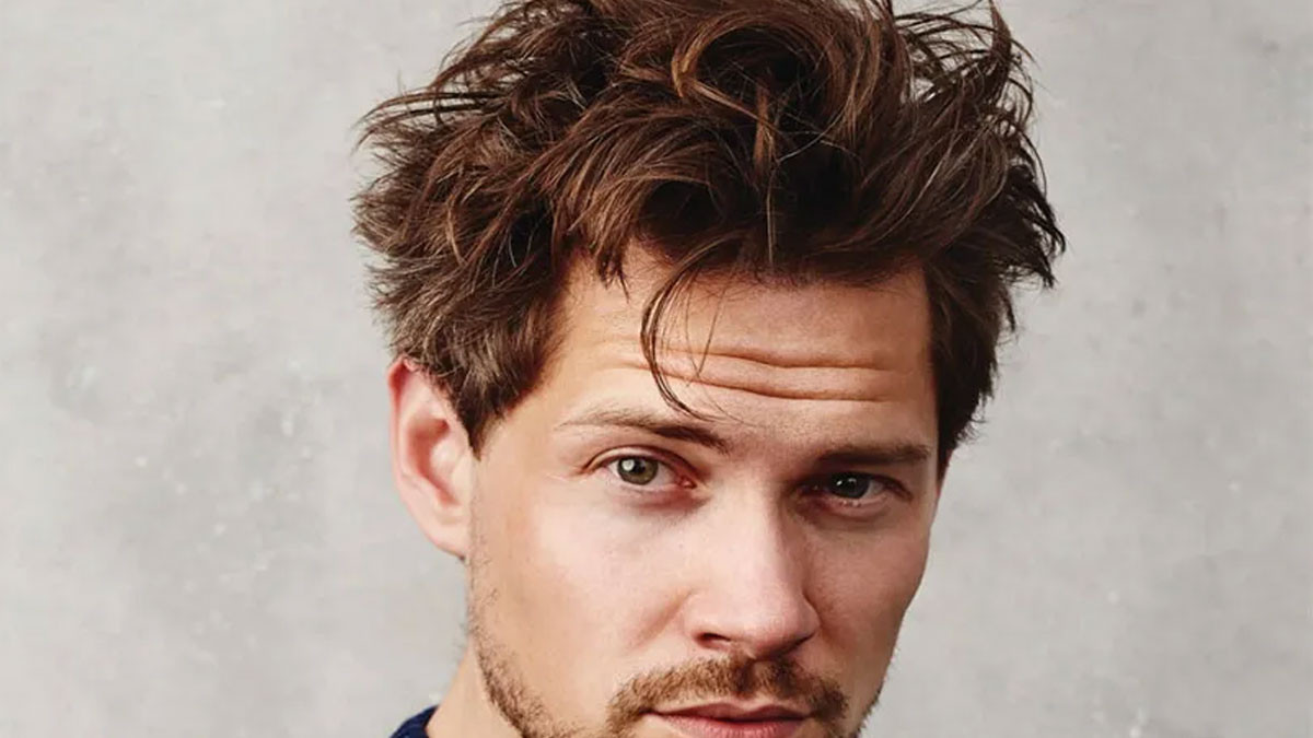 Kiểu tóc nam ngắn pompadour rối phá cách cho mặt tròn