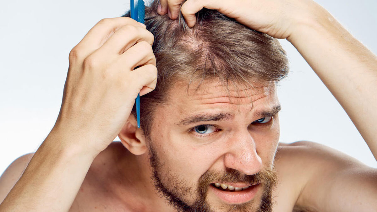 Hình ảnh kiểm tra chất tóc trước khi chọn kiểu tóc nam ngắn mặt tròn