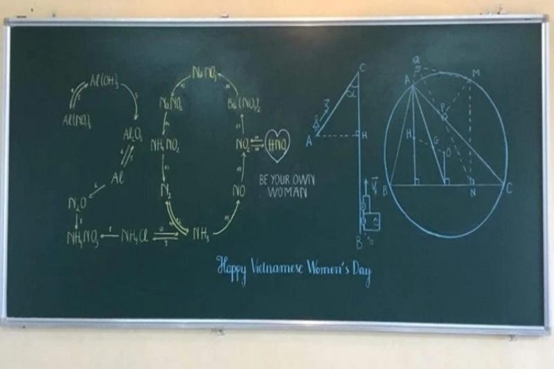 Người đang trang trí thiệp 20/10 với giấy màu và ruy băng
