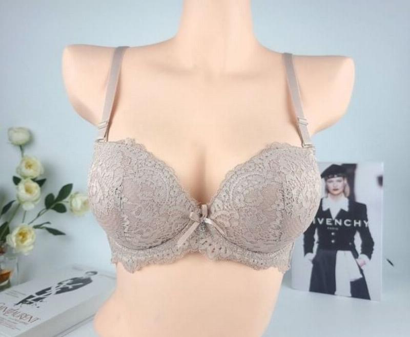 Tự tin với vòng 1 của mình, phụ nữ với mọi kích thước cơ thể
