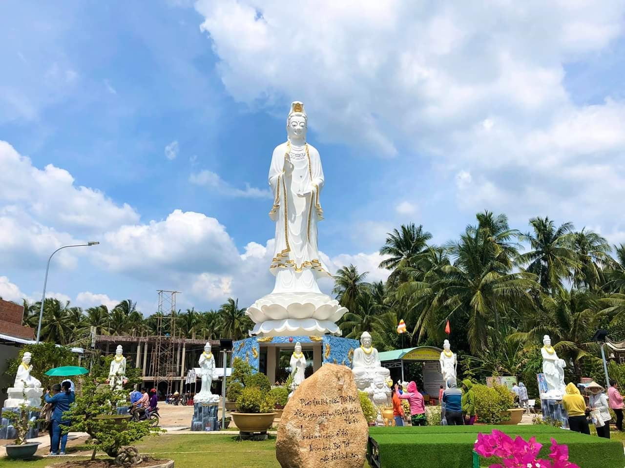 Tượng Mẹ Nam Hải 33m đứng uy nghi bên bờ sông Tiền Giang