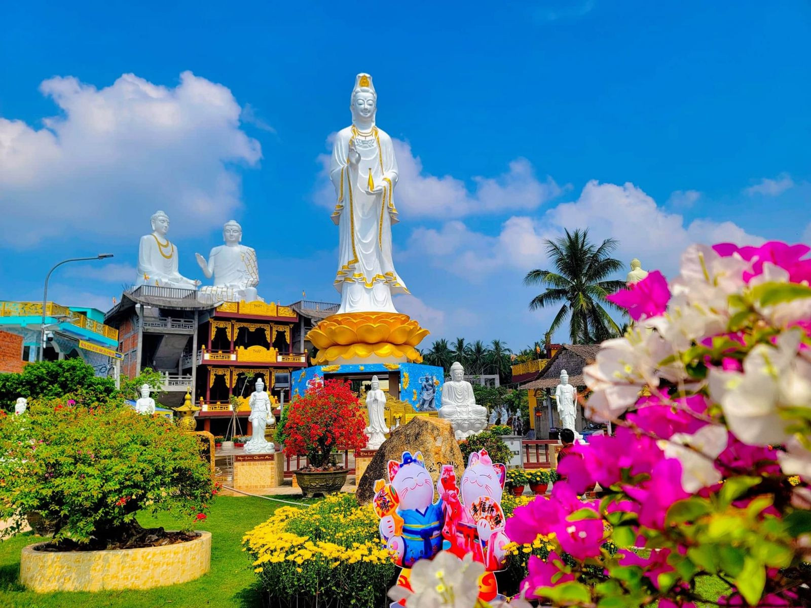Tượng Mẹ Nam Hải Quan Âm với dáng vẻ từ bi hướng ra sông Tiền