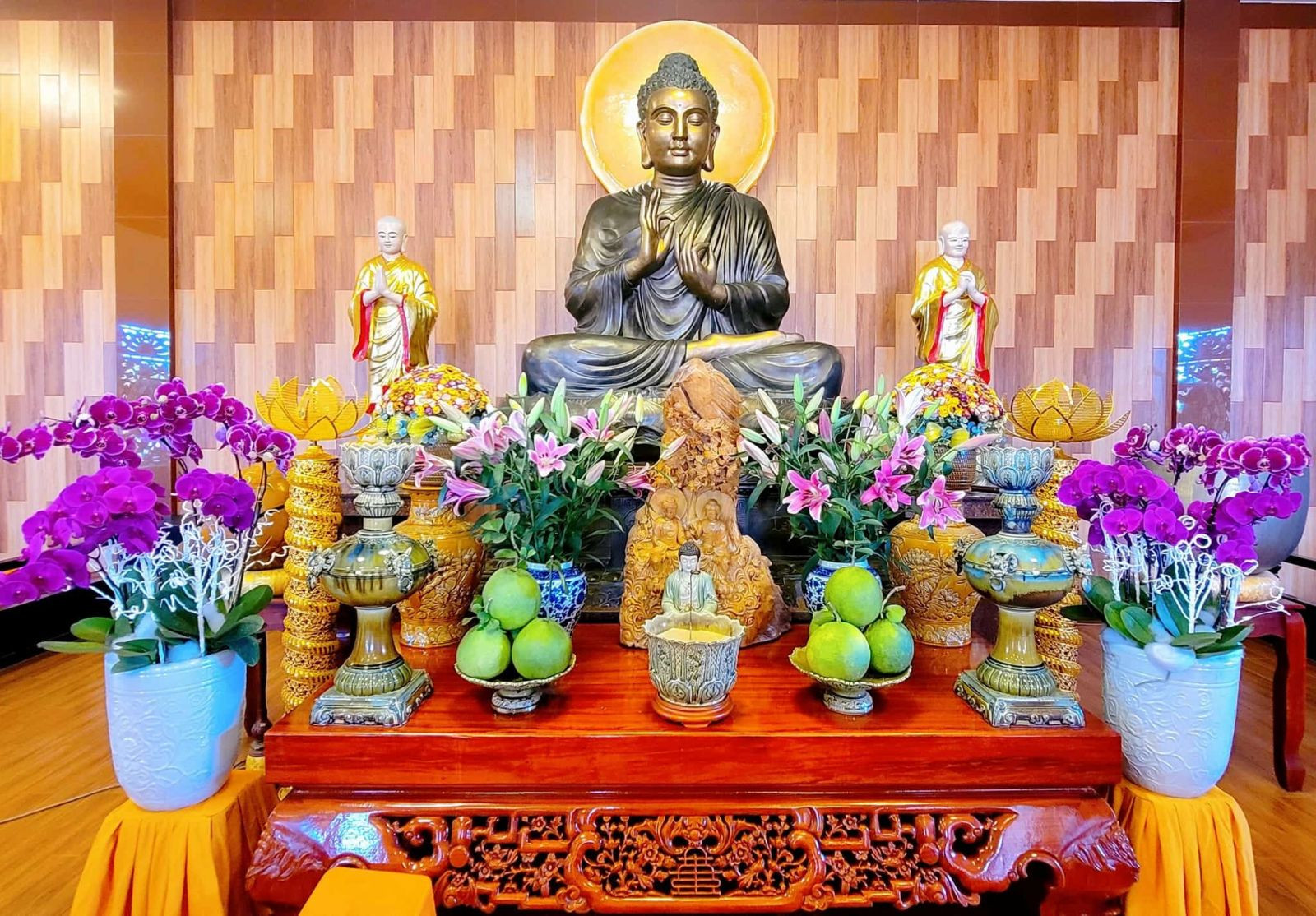 Chánh điện trang nghiêm của chùa Liên Hoa với kiến trúc Phật giáo truyền thống