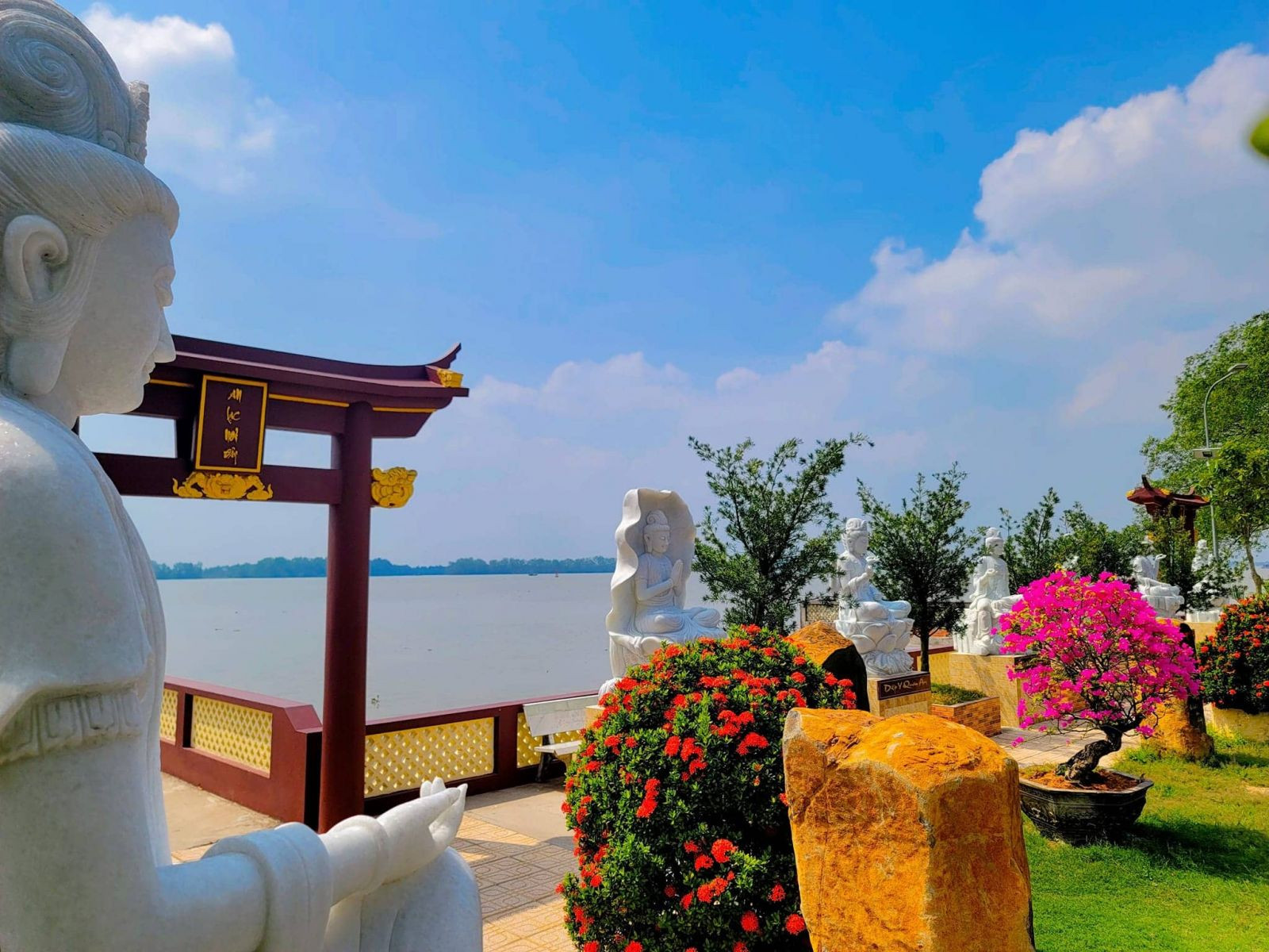 Cổng Niệm Phật Đường Liên Hoa hướng ra dòng sông Tiền hiền hòa