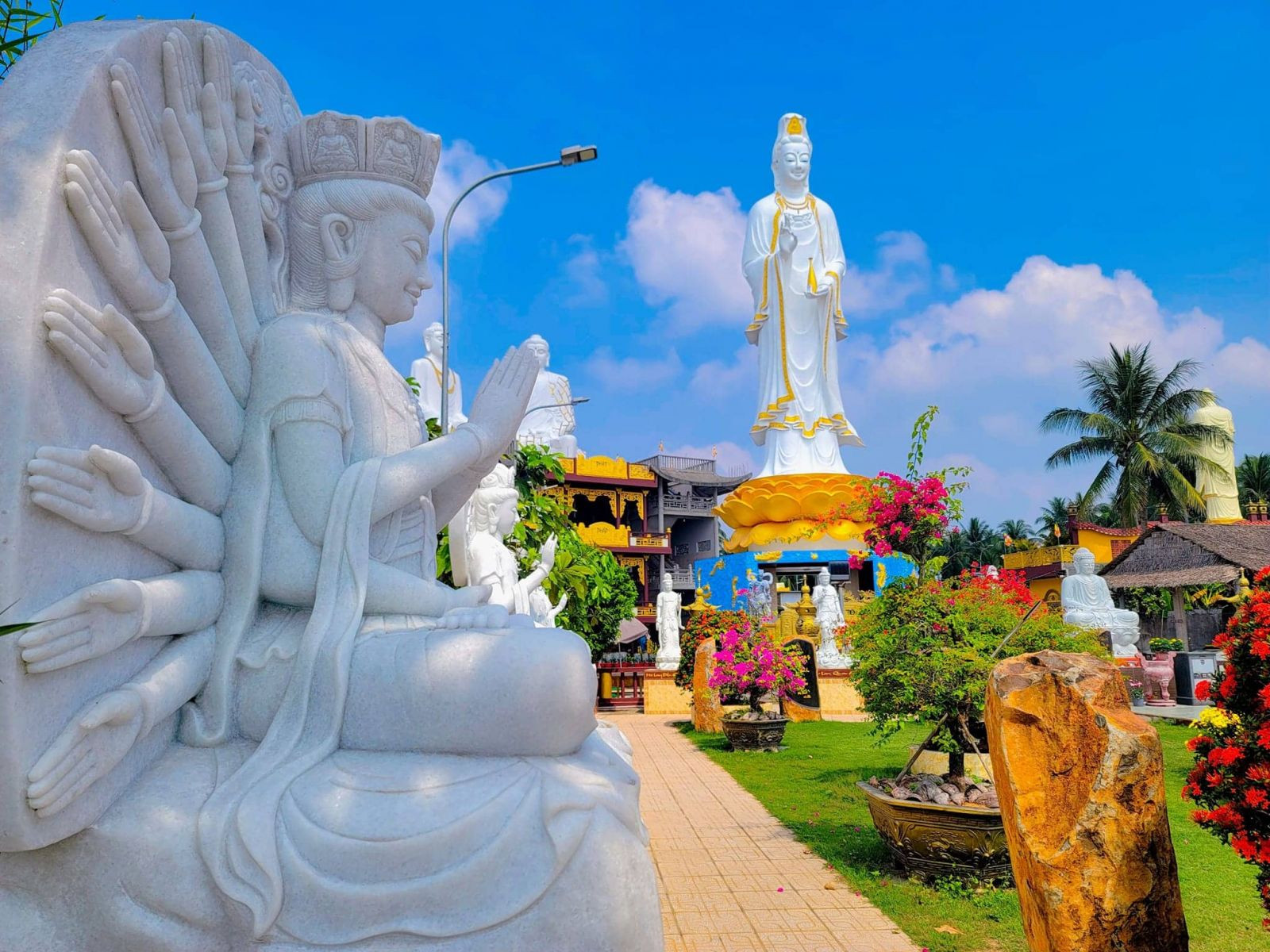 Tượng Mẹ Quan Âm Nam Hải nổi bật giữa khuôn viên xanh mát của chùa Liên Hoa