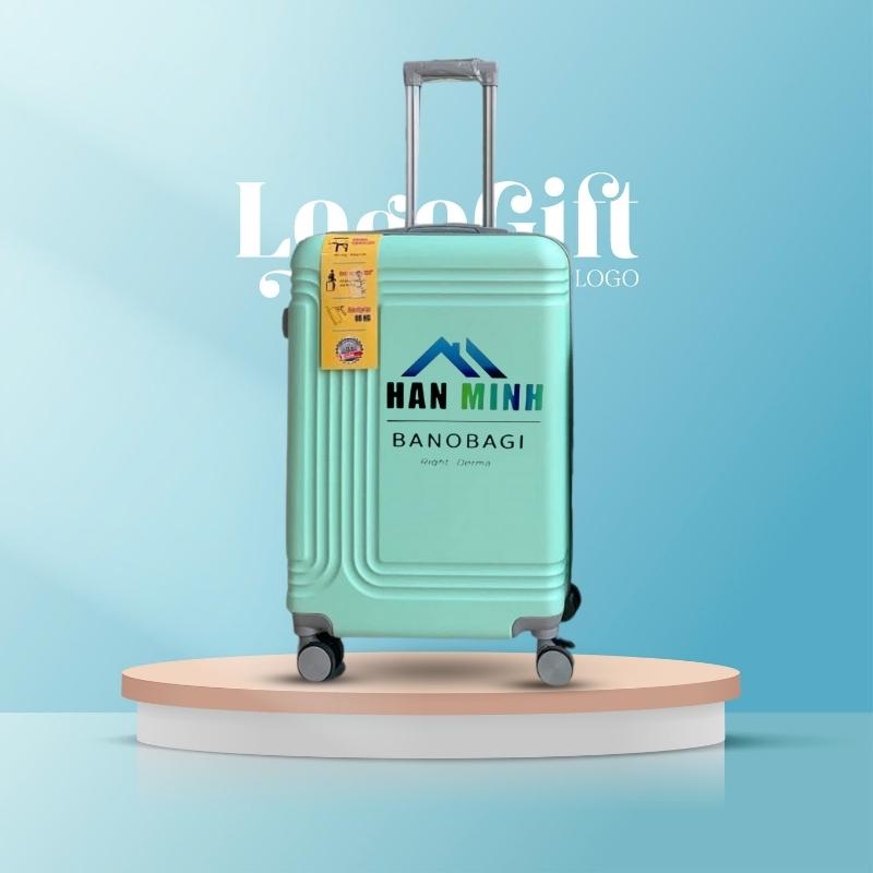 Hinh anh mot nguoi keo vali size 24 di chuyen de dang qua san bay