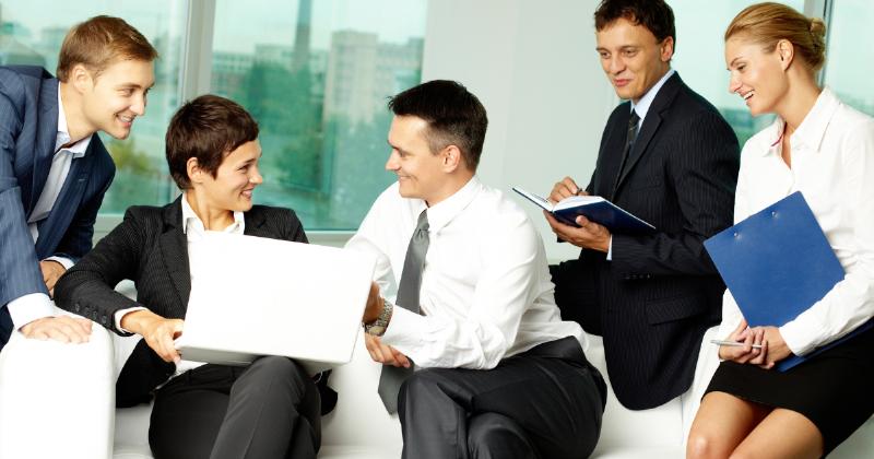 Một cặp đôi đang trò chuyện vui vẻ, với ngôn ngữ cơ thể cởi mở và ánh mắt thấu hiểu, minh họa cách xây dựng mối quan hệ bền vững