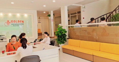 Quầy đăng ký và khu vực chờ tại Phòng khám Golden Healthcare