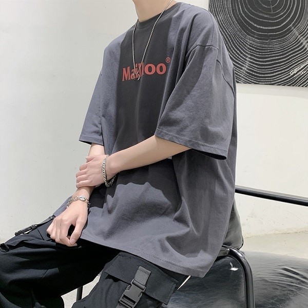 Người mẫu nam mặc áo thun size M, minh họa áo thun nam size M