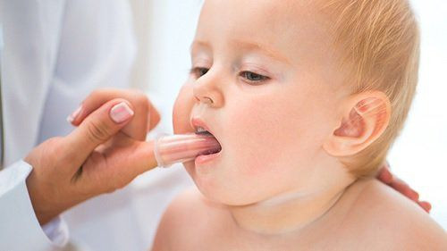Vật dụng mềm như ti giả hoặc vòng ngậm nướu giúp em bé giảm cảm giác khó chịu khi mọc răng