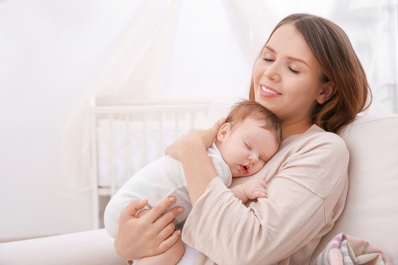 Uống nước dừa mang lại nhiều lợi ích cho cả mẹ và bé trong giai đoạn cho con bú