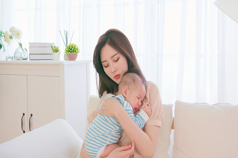 Em bé tìm kiếm sự gần gũi từ mẹ trong tuần khủng hoảng