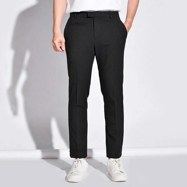 Người mẫu nam mặc quần tây size M, minh họa quần tây nam size M chuẩn form