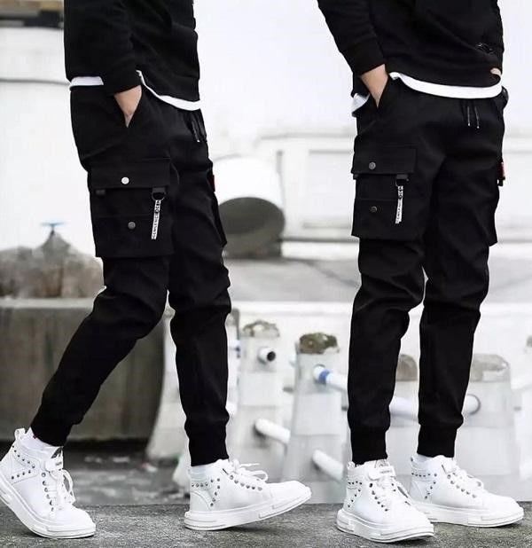 Người mẫu nam mặc quần jogger size M, minh họa quần jogger nam size M