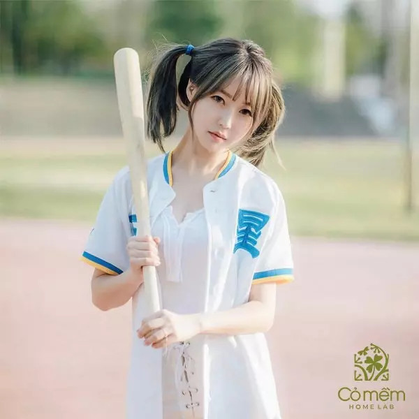 Nữ sinh với tóc hai chùm buộc cao ngộ nghĩnh