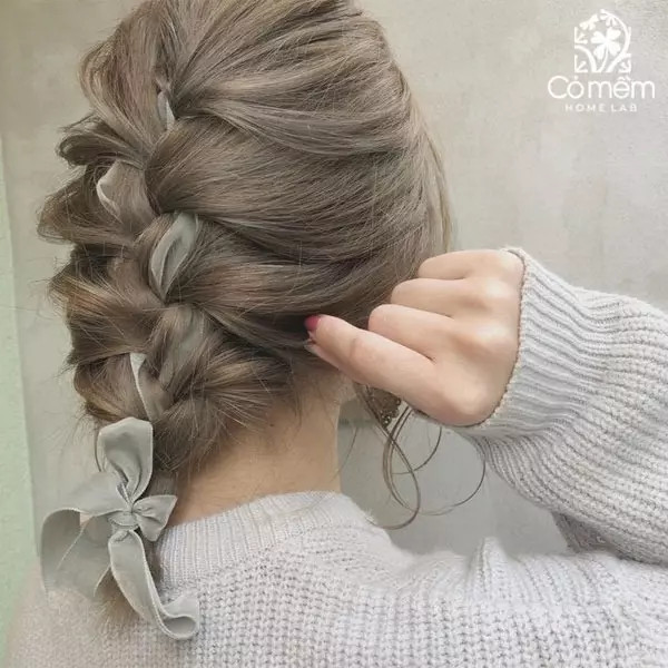 Nữ sinh với tóc tết kiểu Pháp một bên