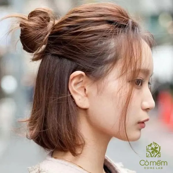 Nữ sinh với kiểu búi tóc nửa đầu dịu dàng