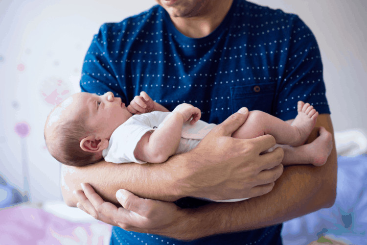 Tư thế bế ôm bóng hỗ trợ cho bé bú và giữ cột sống non yếu của trẻ