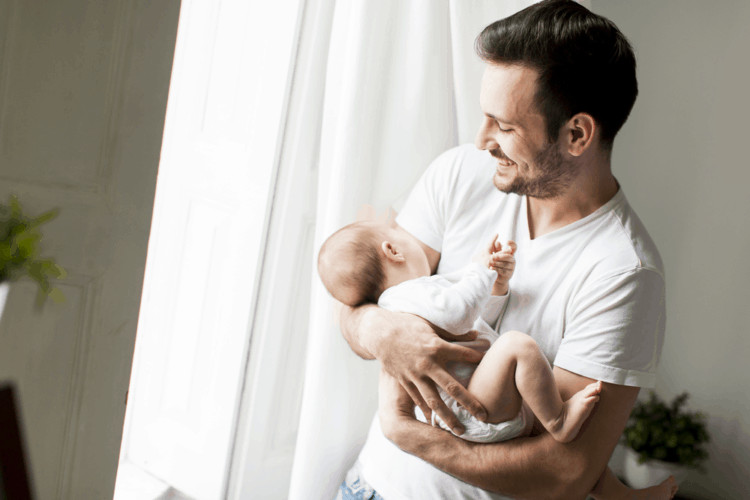 Cha mẹ bế trẻ sơ sinh kiểu ru ngủ giúp bé cảm thấy an toàn và dễ chịu
