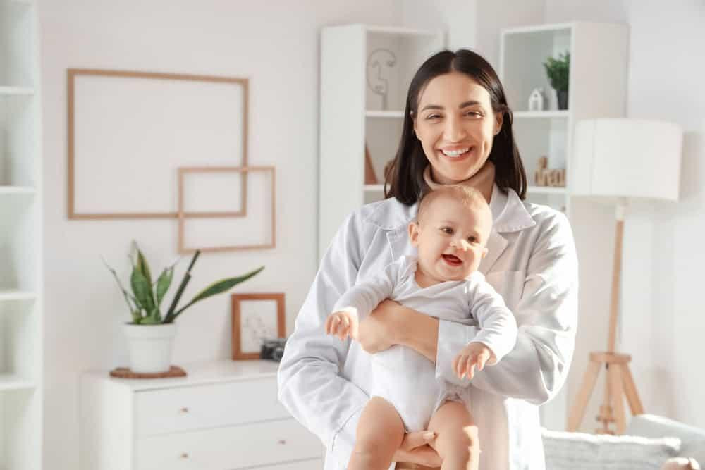 Bé sơ sinh được bế kiểu 'Chào thế giới' khám phá môi trường xung quanh