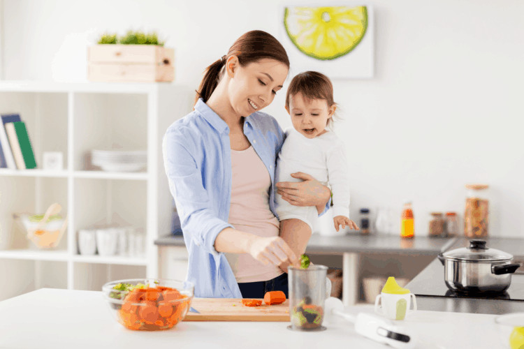 Tư thế bế trẻ sơ sinh kiểu bên hông dành cho bé từ 6 tháng tuổi trở lên