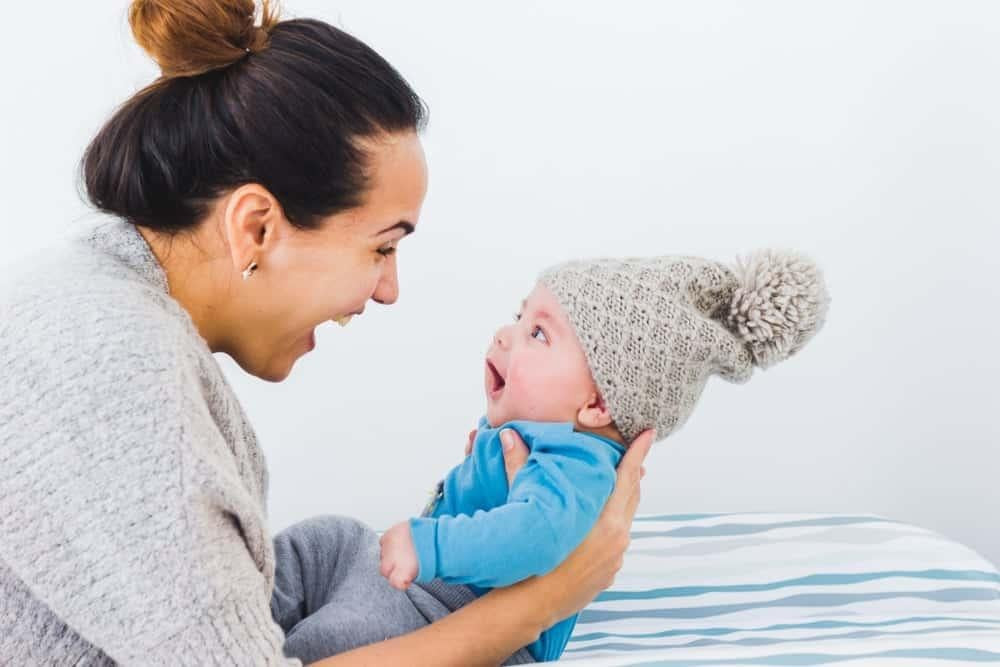 Những lưu ý quan trọng khi bế trẻ sơ sinh để đảm bảo an toàn và thoải mái cho bé