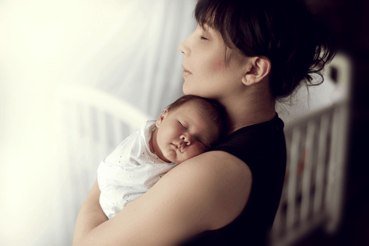 Mẹ bế bé sơ sinh kiểu ngực chạm ngực tạo sự gắn kết