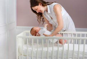 Hướng dẫn cách đặt trẻ sơ sinh nằm xuống an toàn tránh giật mình