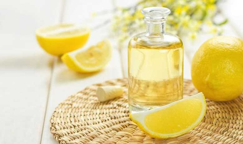 Nước cốt chanh và giấm ăn được chuẩn bị trong bát, gợi ý cách tẩy trắng áo bị lem màu hiệu quả bằng hỗn hợp chanh và giấm.