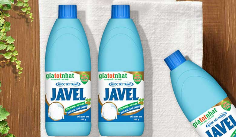 Chai nước tẩy Javen và găng tay bảo hộ, minh họa cách tẩy áo trắng bị ngả màu bằng hóa chất.