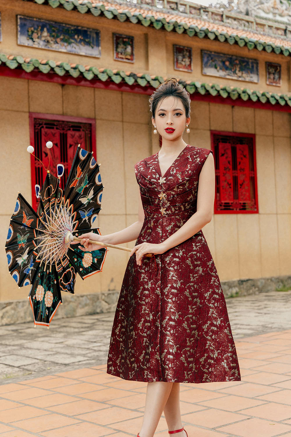 Đầm xòe họa tiết tông ấm cổ chữ V, lựa chọn quyến rũ cho nàng da ngăm