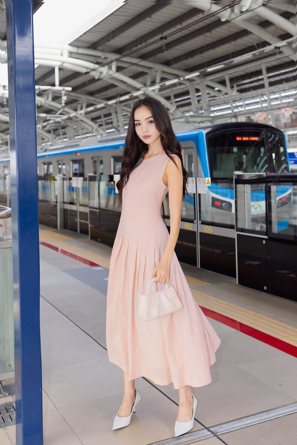 Đầm linen dáng xòe dài màu hồng pastel, vẻ đẹp dịu dàng cho da ngăm