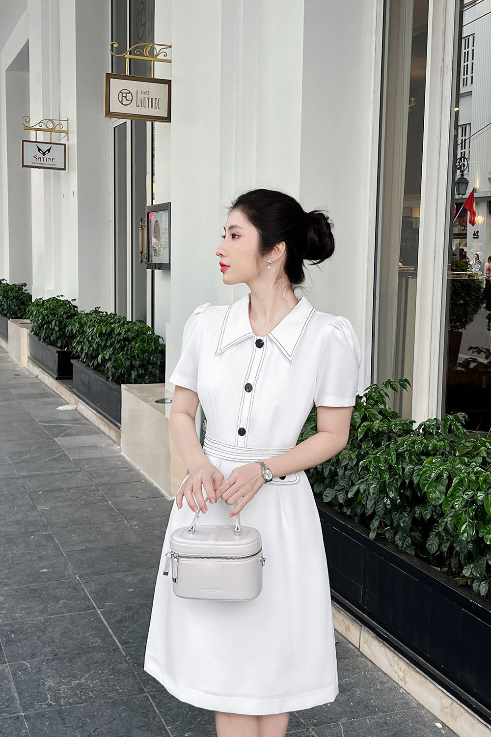 Đầm công sở dáng chữ A màu trắng kem, tôn lên vẻ thanh lịch cho làn da ngăm
